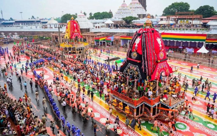 Ahmedabad में धूमधाम से निकली Jagannath Rath Yatra, Puri में बारिश के बीच उमड़ा आस्था का सैलाब