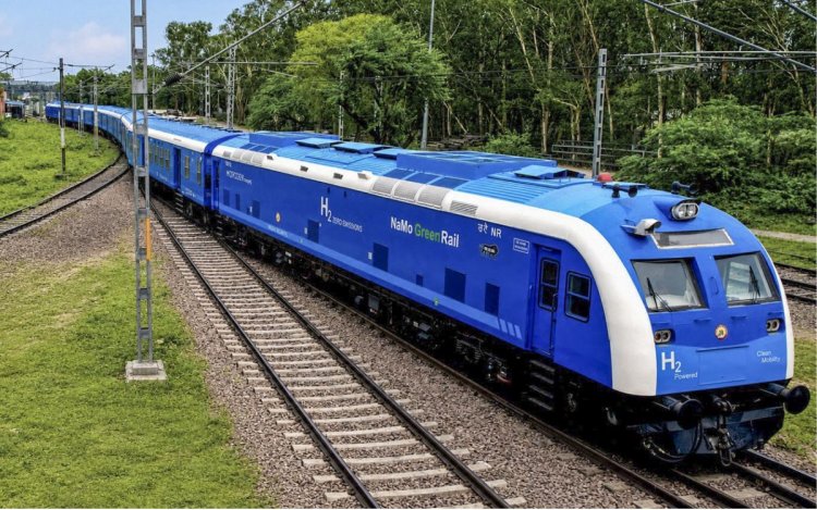 PM Modi ने दिखाई देश की पहली Hydrogen Train को हरी झंडी, Jind-Sonipat रूट पर दौड़ेगी नई रेल