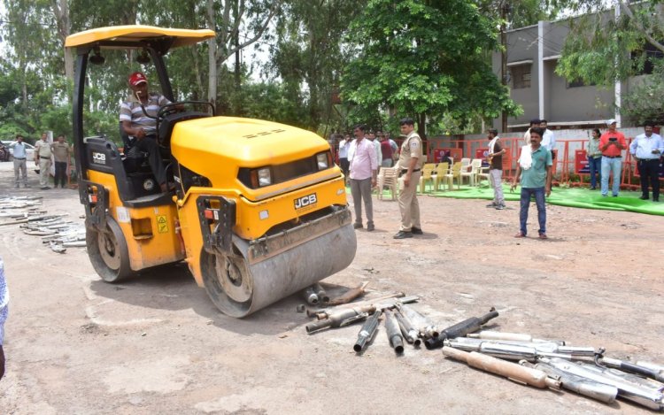 गोली जैसी आवाज निकालने वाले 150 मॉडीफाइड साइलेंसर पर चला रोड रोलर,