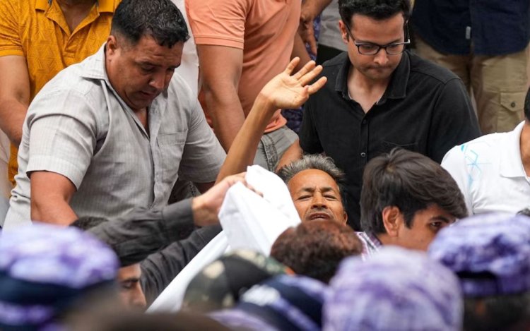 Wangchuk को ले गई Delhi Police, Abhijeet ने भूख हड़ताल शुरू की