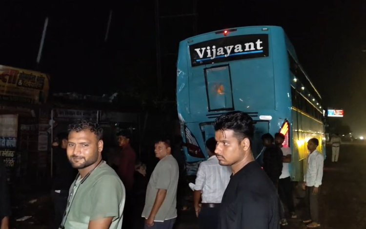 Maihar में NH-30 पर भीषण हादसा: सवारी उतार रही बस में पीछे से घुसा ट्रक, 13 यात्री घायल