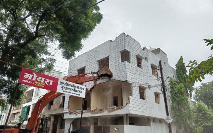 रहवासी क्षेत्र में अवैध हॉस्टल पर चला निगम का बुलडोजर, नगर निगम ने की रिमूवल कार्रवाई 