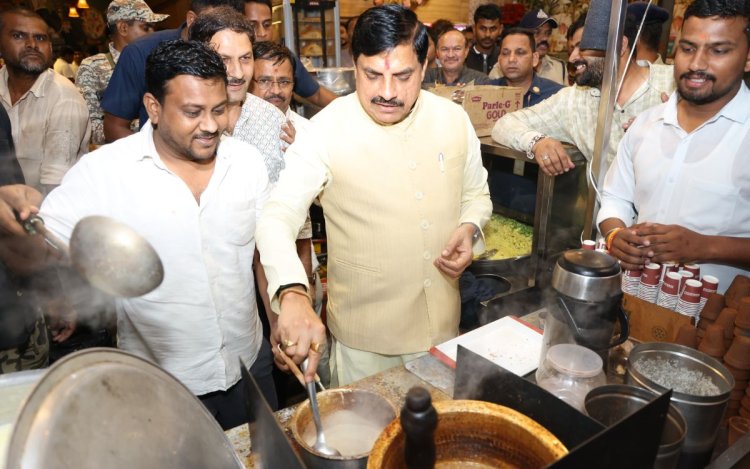 खुद बनाई चाय, संवाद से लोगों का जीता दिल, देखें CM डॉ. यादव की सादगी