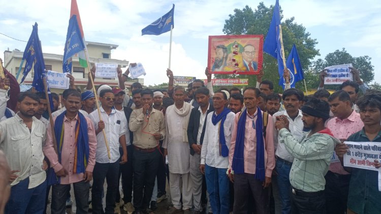 मऊगंज कलेक्ट्रेट में भीम आर्मी का प्रदर्शन, राष्ट्रपति के नाम सौंपा ज्ञापन
