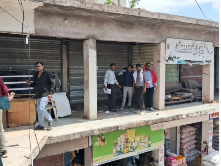 टीकमगढ़ में नगर पालिका की 55 दुकानों पर प्रशासन की बड़ी कार्रवाई, ताले तोड़कर किया सील