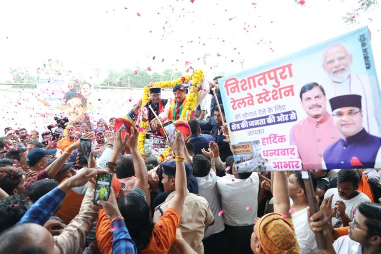 मुख्यमंत्री डॉ. मोहन यादव ने निशातपुरा रेलवे स्टेशन से मालवा एक्सप्रेस को दिखाई हरी झंडी, दो ट्रेनों के स्टॉपेज की शुरुआत