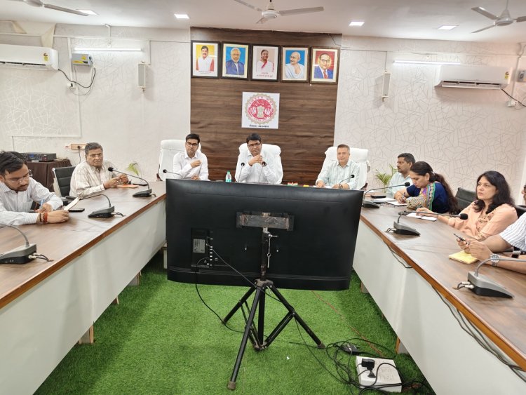 मऊगंज में कलेक्टर संजय जैन सख्त, बोले- सीएम हेल्पलाइन और जनसुनवाई के लंबित प्रकरण तुरंत करें निपटारा