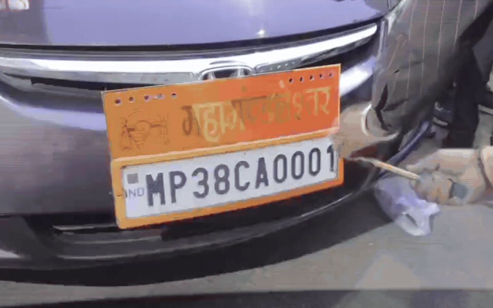 भोपाल में VIP गाड़ियों पर कार्रवाई, कोर्ट के निर्देश पर हटाए हूटर और अवैध नंबर प्लेट