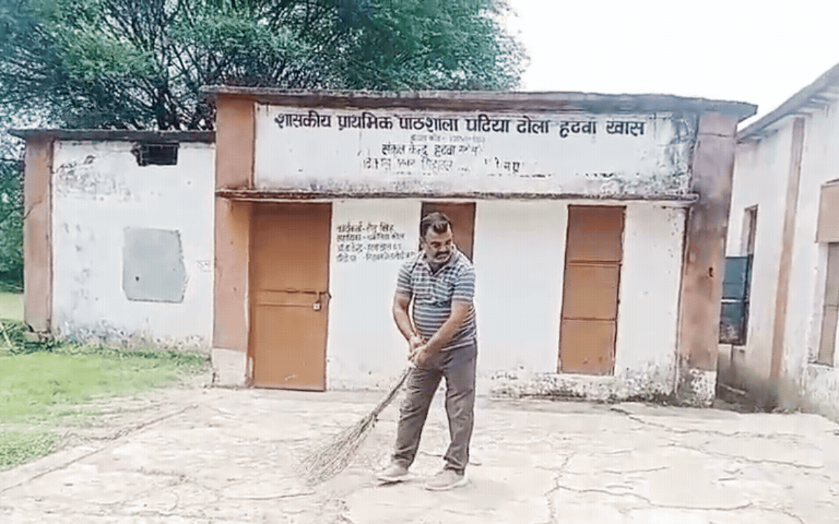 Sidhi: हेड मास्टर खुद लगाते हैं झाड़ू, बच्चों के लिए खुद संभाली सफाई की जिम्मेदारी