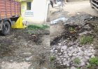 5 साल से नरक झेल रहे ग्रामीण, राशन दुकान के बाहर फैला मलमूत्र