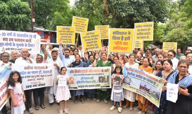 भोपाल में नगर निगम के खिलाफ सड़कों पर उतरे रहवासी, अवैध व्यवसायों पर कार्रवाई को बताया 'दिखावा'