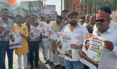 Datia उपचुनाव जीत पर Indore में Congress का जश्न, ढोल-नगाड़ों के साथ बांटी मिठाइयां