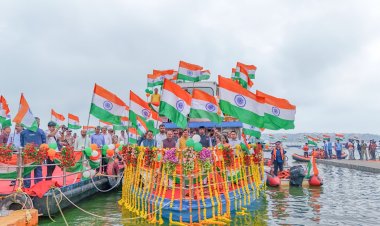 MP में छाया तिरंगा, 350 नावों पर फहराया राष्ट्रध्वज