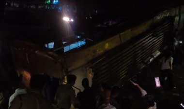 Narsinghgarh के पास बेकाबू होकर पलटी यात्री बस, 14 घायल; दो गंभीर Bhopal रेफर
