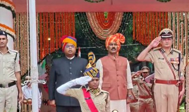 Indore में Minister Tulsi Silawat ने किया ध्वजारोहण, 20 दलों ने किया आकर्षक मार्च पास्ट