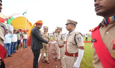 मऊगंज में गूंजा वंदे मातरम, कलेक्टर ने किया ध्वजारोहण