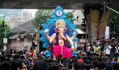 मुंबई में गणेश प्रतिमा गिरने से 2 की मौत, 5 घायल: भुलेश्वर में आगमन जुलूस के दौरान हादसा; दो बच्चियां भी चपेट में