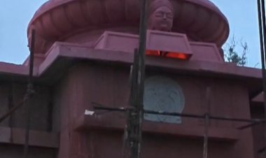 निर्माणाधीन वेलकम गेट के गुंबद में लगी आग, मजदूरों ने भागकर बचाई जान