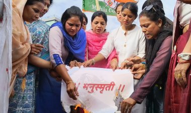 महिला कांग्रेस का जोरदार प्रदर्शन, मनुस्मृति दहन कर जताया भाजपा सरकार के खिलाफ विरोध