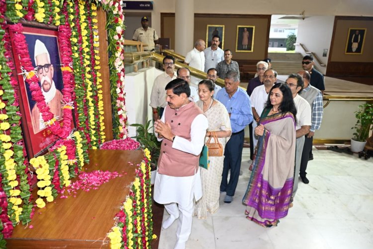 स्व. पं. रविशंकर शुक्ल की जयंती पर CM डॉ. मोहन यादव ने दी श्रद्धांजलि, प्रदेश निर्माण में योगदान को किया याद