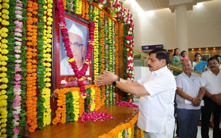 CM डॉ. मोहन यादव ने पूर्व मुख्यमंत्री द्वारका प्रसाद मिश्र की जयंती पर अर्पित की श्रद्धांजलि