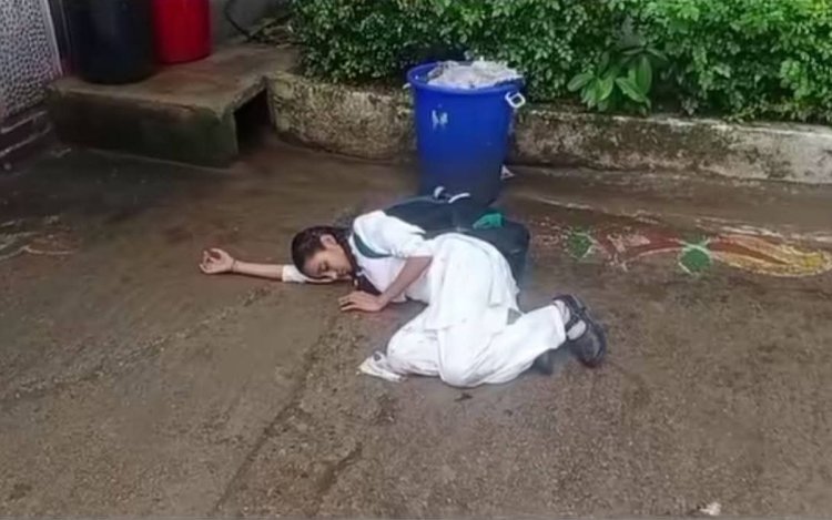 55 हजार की फीस नहीं दे पाई मासूम, स्कूल ने बंद किया दरवाजा; जमीन पर गिरी छात्रा