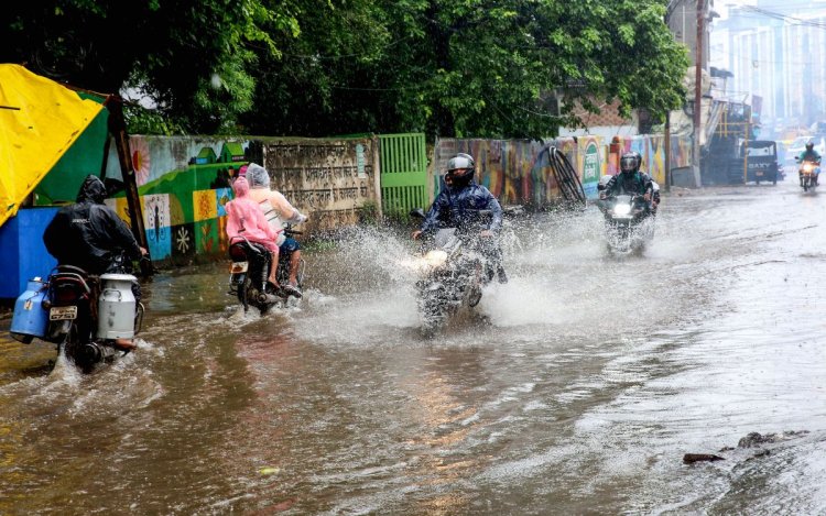 MP-Rajasthan में बारिश का कहर, Bhopal में स्कूल बंद; UP में Ganga का पानी हाईवे तक पहुंचा