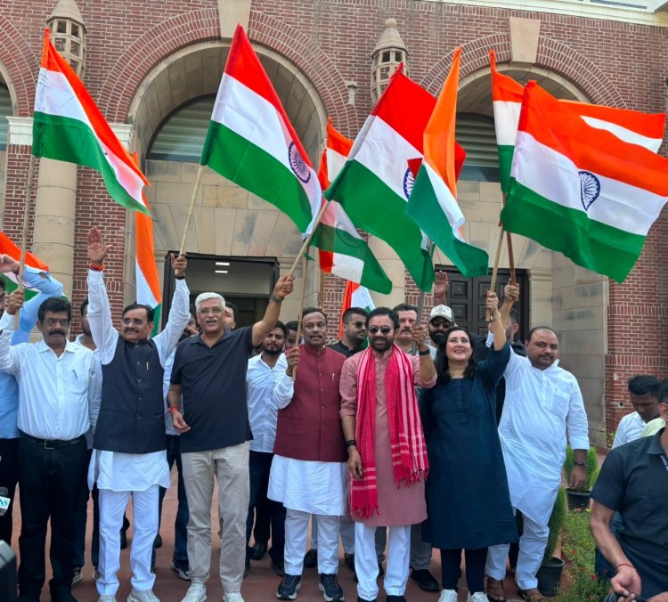 दिल्ली में तिरंगा यात्रा में शामिल हुए वीडी शर्मा, भारत मंडपम से मेजर ध्यानचंद स्टेडियम तक निकली बाइक रैली