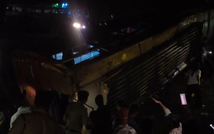 Narsinghgarh के पास बेकाबू होकर पलटी यात्री बस, 14 घायल; दो गंभीर Bhopal रेफर