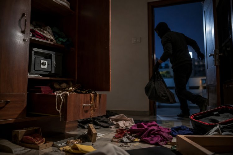 65 मिनट में तहसीलदार के घर चोरी, पत्नी को स्टेशन छोड़ने गए थे अधिकारी; लौटे तो टूटा मिला ताला