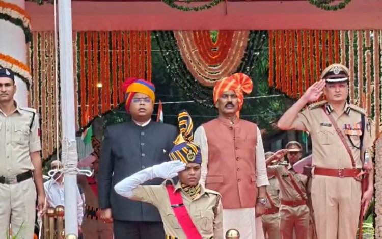 Indore में Minister Tulsi Silawat ने किया ध्वजारोहण, 20 दलों ने किया आकर्षक मार्च पास्ट