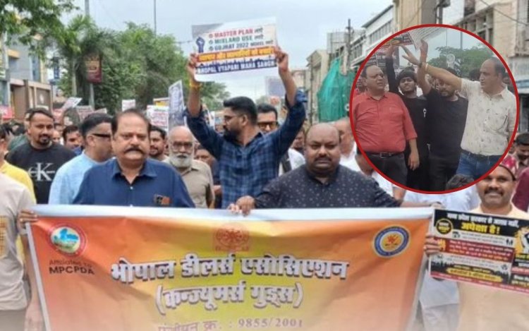 भोपाल में सीलिंग के खिलाफ चक्काजाम, ब्यूटीशियन ने सड़क पर किया मेकअप; व्यापारियों ने दी आत्मदाह की चेतावनी