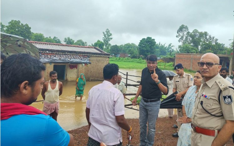 कलेक्टर और पुलिस अधीक्षक ने वर्षा से प्रभावित गांवों का किया दौरा