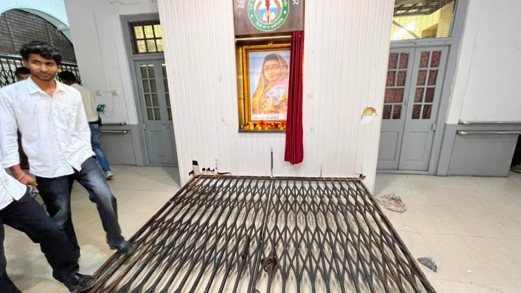 DAVV का गेट तोड़ने पर 10 छात्रों पर FIR, छात्र संघ चुनाव की मांग को लेकर हुआ था हंगामा