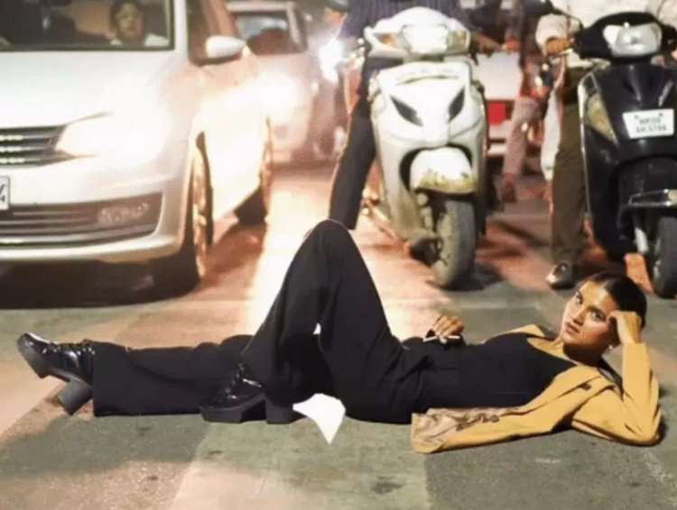 रील बनाने के लिए सड़क पर ‘ड्रामा’! जेब्रा क्रॉसिंग पर लेटी युवती, ट्रैफिक हुआ ब्लॉक
