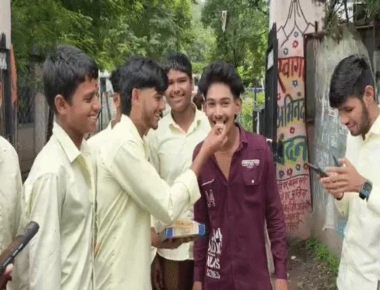 प्राचार्य के तबादले पर छात्रों ने फोड़े पटाखे, बांटी मिठाई