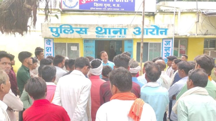 गुना में यूरिन कांड के बाद स्कूल में ताला, TI के कथित ‘FIR नहीं करूंगा’ बयान से गरमाया मामला