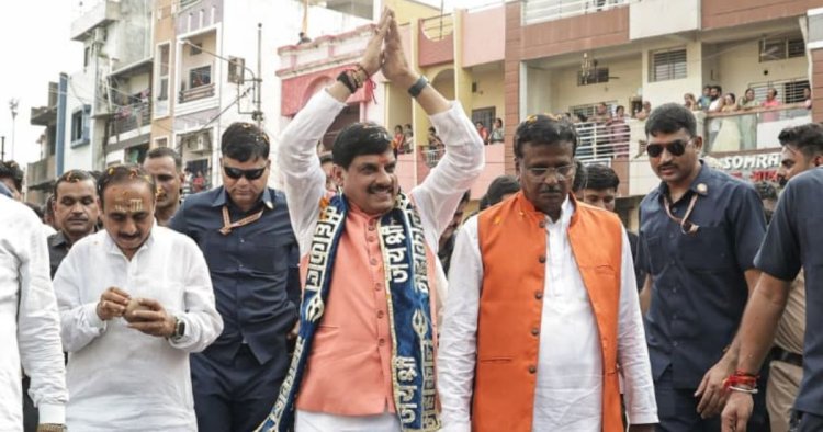 CM Ujjain Visit : भादौ के पहले सोमवार पर निकली बाबा महाकाल की सवारी, हेलीकॉप्टर से पुष्पवर्षा; CM मोहन ने किया पूजन