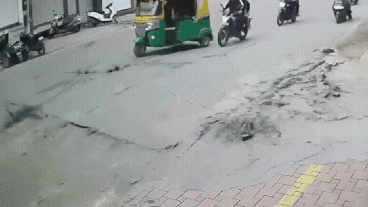 इंदौर में 40 करोड़ की स्मार्ट सिटी सड़क लीक, पानी की टेस्टिंग के समय फूटी पाइपलाइन