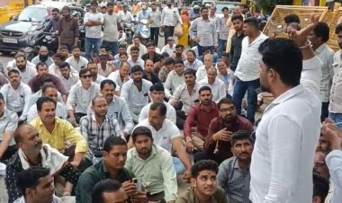 दूध के बढ़ते खर्च से परेशान किसान पहुंचे कलेक्टर कार्यालय, दाम बढ़ाने की मांग