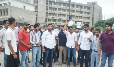 Rewa में NSUI कार्यकर्ताओं का प्रदर्शन, Medical College Dean को चूड़ी भेंट की
