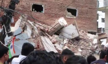 दिल्ली में 5 मंजिला बिल्डिंग गिरी, कई लोग और गाड़ियां मलबे में दबी