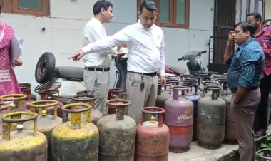 Illegal Cylinder Storage : इंदौर के रिहायशी इलाके में अवैध गैस सिलेंडरों का भंडाफोड़, 84 सिलेंडर जब्त