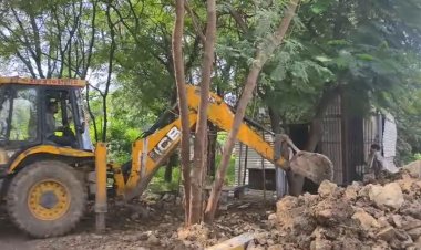 Indore Illegal Construction : ग्रीन बेल्ट में अतिक्रमण पर नगर निगम की बड़ी कार्रवाई, 10 लाख का स्पॉट फाइन