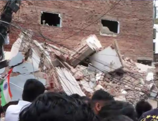 दिल्ली में 5 मंजिला बिल्डिंग गिरी, कई लोग और गाड़ियां मलबे में दबी