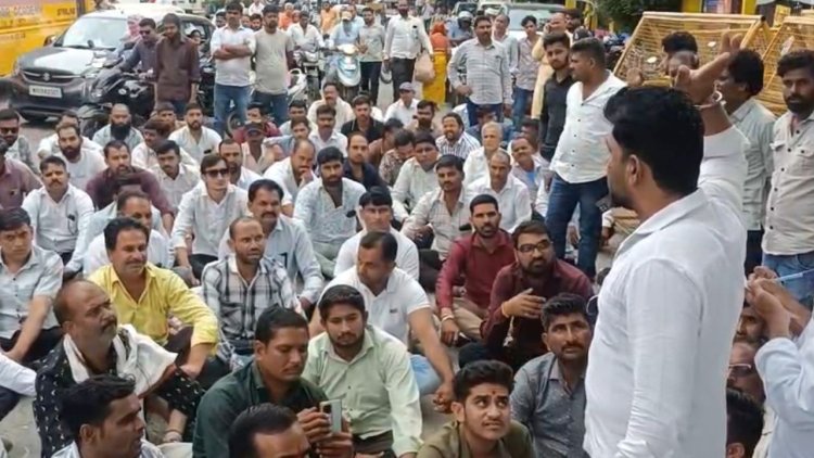 दूध के बढ़ते खर्च से परेशान किसान पहुंचे कलेक्टर कार्यालय, दाम बढ़ाने की मांग