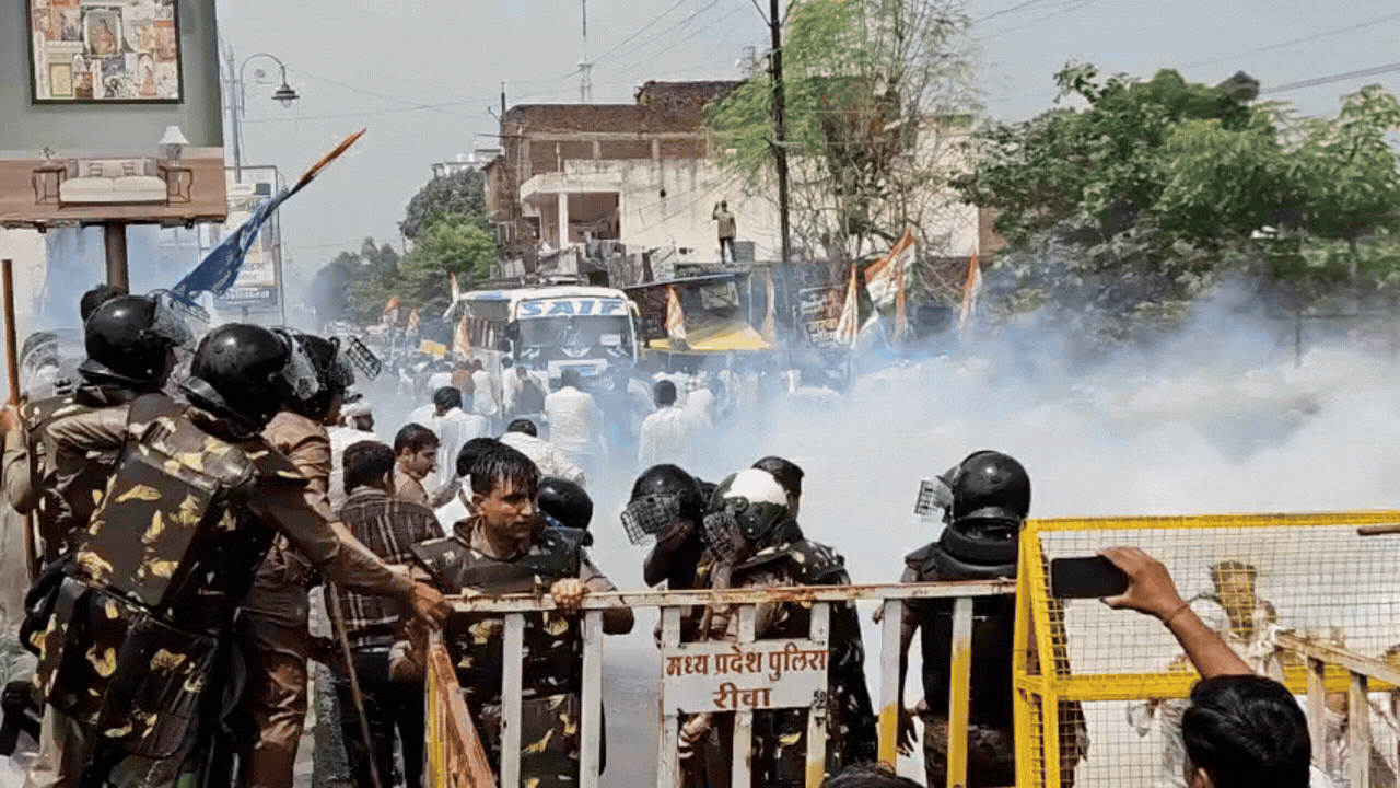 Rewa में यूथ कांग्रेस का प्रदर्शन: पुलिस ने छोड़े आंसू गैस के गोले, वाटर कैनन भी चलाया