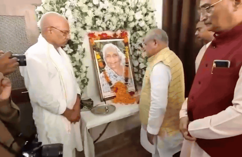 नरेंद्र सिंह तोमर ने वरिष्ठ पत्रकार मृगेंद्र सिंह की माताजी के निधन पर जताया शोक, रीवा पहुंचकर परिजनों से की मुलाकात